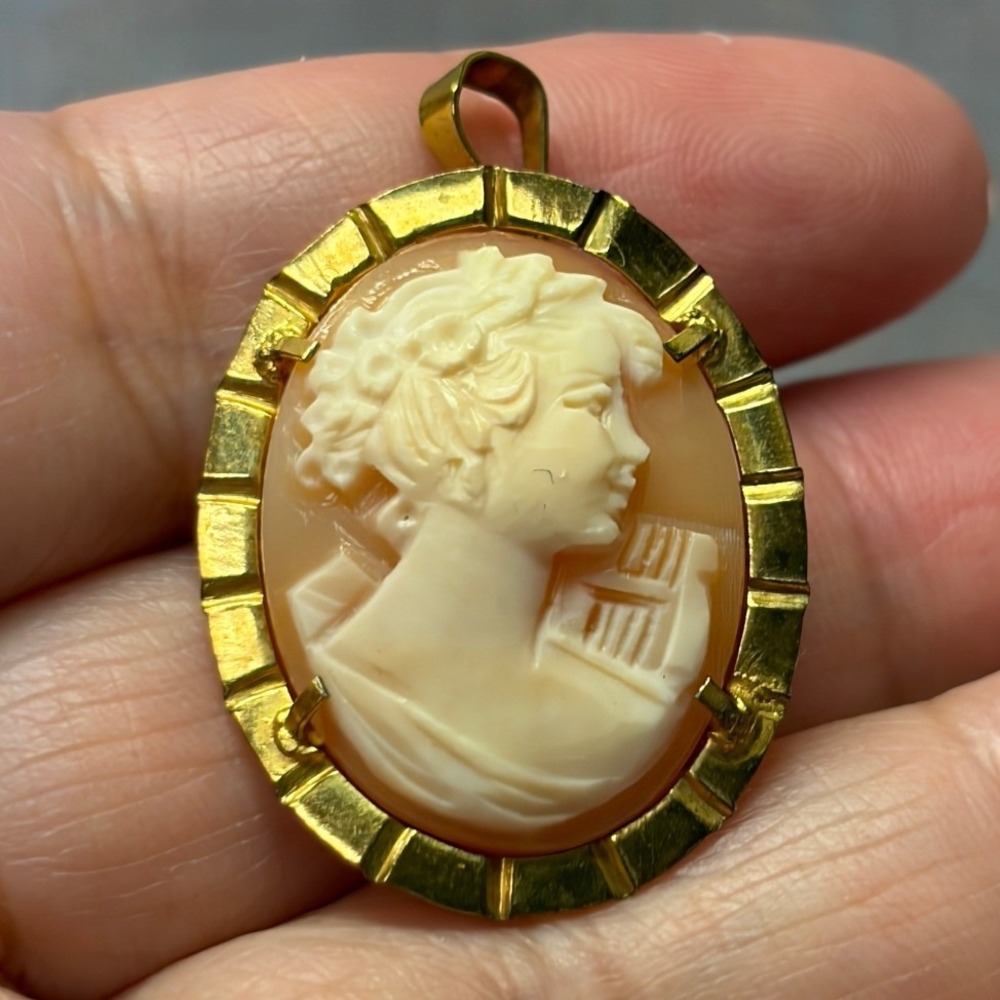 Vintage Yellow Gold Shell Cameo Pendant Brooch